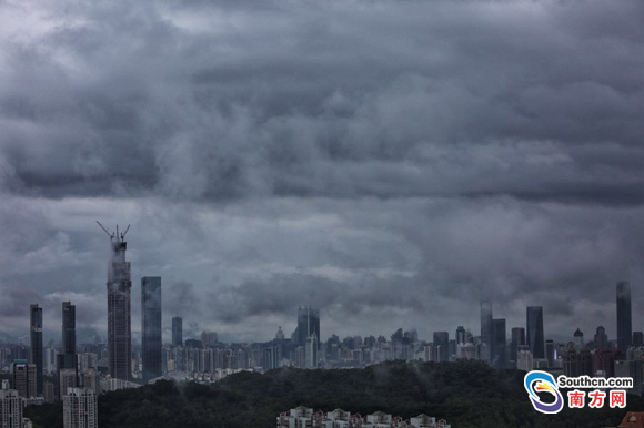 深圳市将自西向东逐渐转雨,间歇性的降雨伴随云雾把深圳的高楼构成一